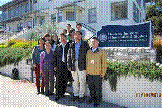 美国蒙特雷高级翻译学院攻读双学位学生合影