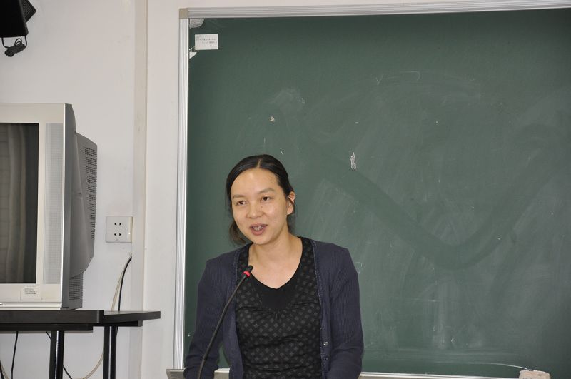 杨晓敏在主题报告中讲述了她是怎样与法语结下不解之缘的故事